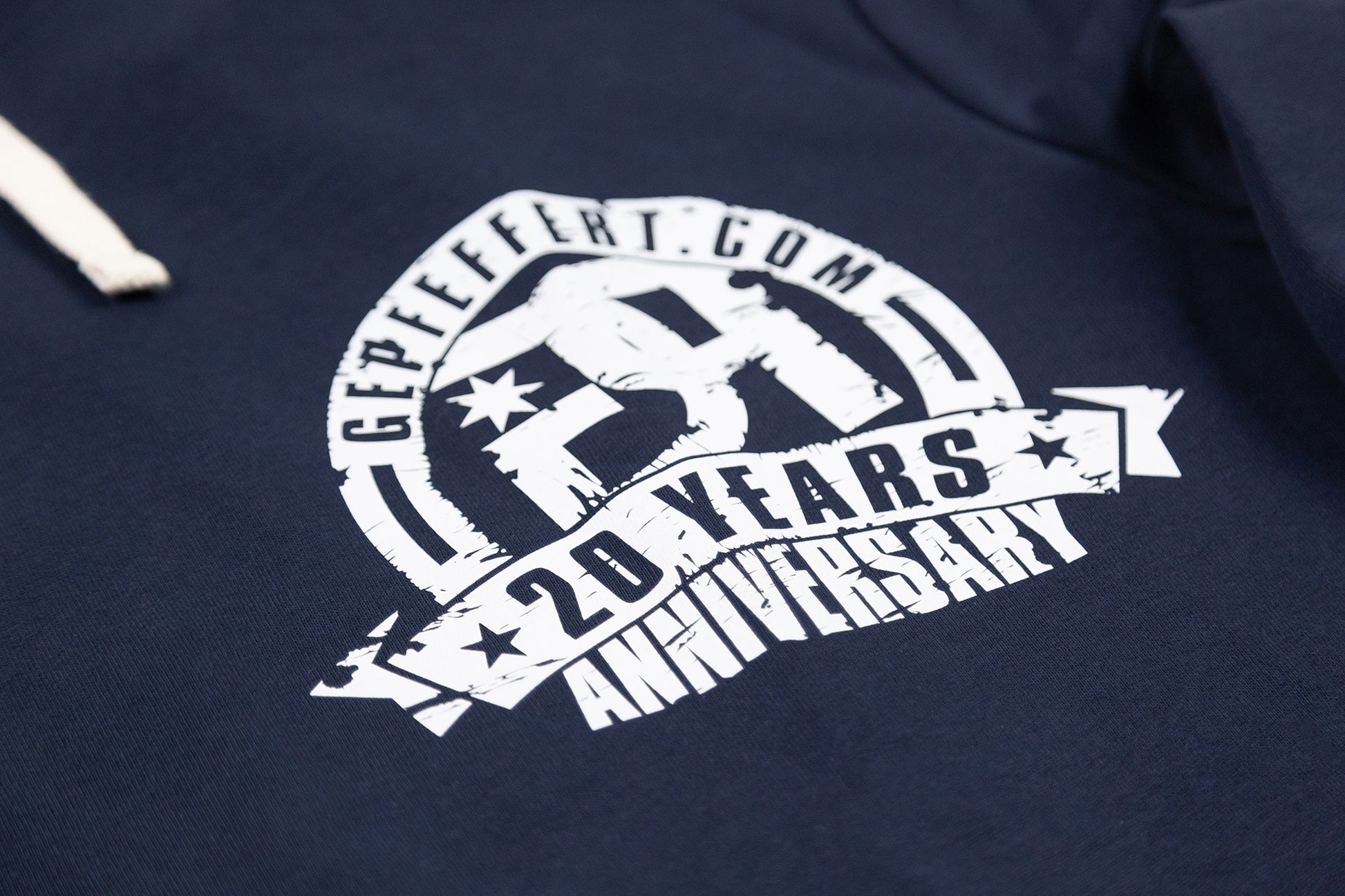 gepfeffert.com® Hoodie - 20 Anniversary - Dunkelblau - gepfeffert.com